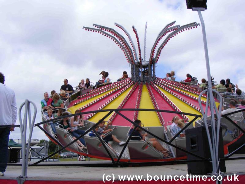 Close Up Tranbant Fun Fair Ride